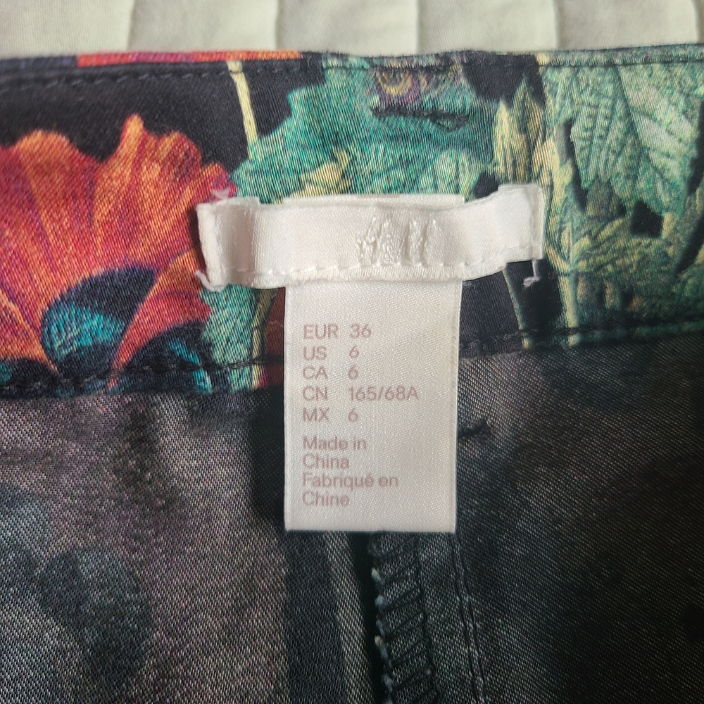 Poppy Print Women's Tailored Capri - Picture 4 of 7